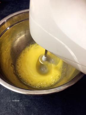 3，用电动打蛋器将蛋液打发。