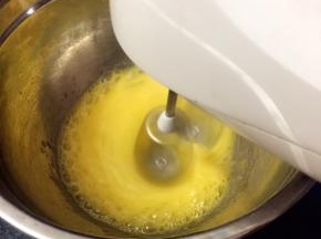 3，用电动打蛋器将蛋液打发。