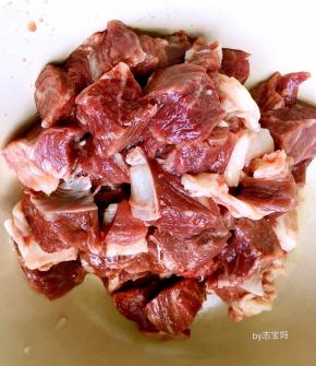 2，冷冻室拿出牛排解冻后洗去血水，并沥干水分，取牛肉横向纹理切成小块。