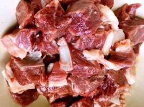 2，冷冻室拿出牛排解冻后洗去血水，并沥干水分，取牛肉横向纹理切成小块。