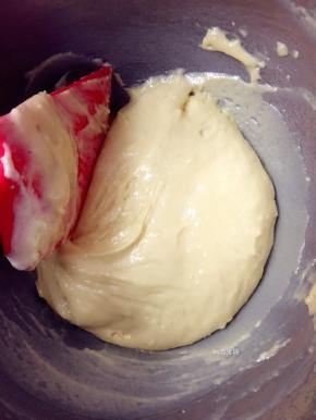 6，用刮刀从底部往上翻拌均匀。