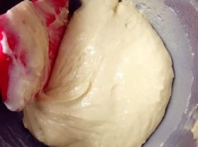 6，用刮刀从底部往上翻拌均匀。