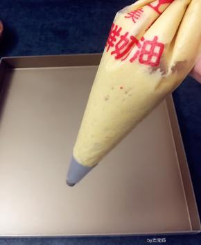 7，装入放了圆形花嘴的裱花袋。