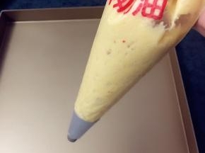 7，装入放了圆形花嘴的裱花袋。