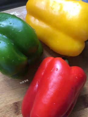 4，牛肉快腌制好的时候，准备好彩椒，洗净沥干水备用。