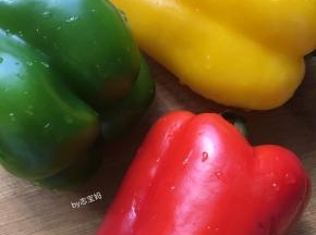 4，牛肉快腌制好的时候，准备好彩椒，洗净沥干水备用。