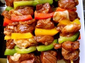 7，把腌制好的牛肉和切好的彩椒依次穿起来。