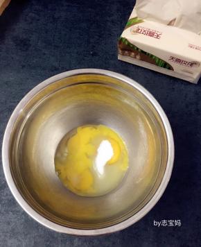 2，首先把鸡蛋、蛋黄磕入盆中，加入细砂糖、盐和香草精。
