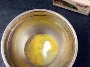 2，首先把鸡蛋、蛋黄磕入盆中，加入细砂糖、盐和香草精。