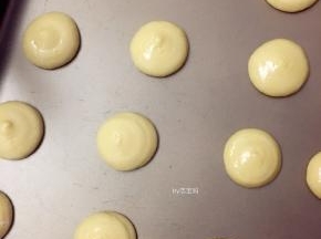 8，挤成直径大约为2-2.5cm的圆形。