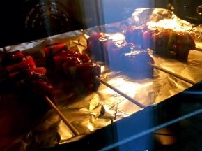 8，烤盘里垫上锡箔纸，把穿好的牛肉串整齐地码入烤盘中，用毛刷沾少许食用油均匀的刷在牛肉串表面，烤箱预热至200度，把装了牛肉串的烤盘放入烤箱中层，上下火烘烤15分钟左右，烘烤中途拿出烤盘，在牛肉串上刷上一层烧烤酱，再烤几分钟即可出炉。