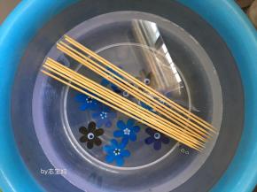 6，竹签提前用水浸泡一夜，防止烤的时候变黑。