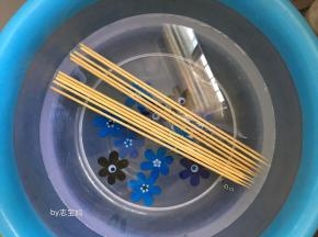 6，竹签提前用水浸泡一夜，防止烤的时候变黑。