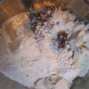 将中种面团撕成小块，与主面团材料（除黄油外)混合。揉至扩展阶段（能抻出透明不结实的薄膜）；