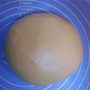 面团收圆，盖保鲜膜，松驰30分钟；