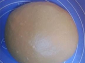 面团收圆，盖保鲜膜，松驰30分钟；