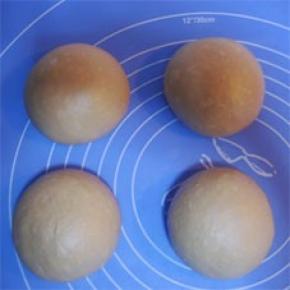 松驰好的面团排气，分割四等份，分别滚圆，盖上保鲜膜，松驰30分钟；