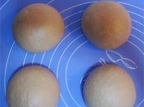 松驰好的面团排气，分割四等份，分别滚圆，盖上保鲜膜，松驰30分钟；