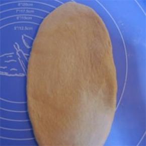 松驰好的面团擀成椭圆形；