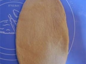 松驰好的面团擀成椭圆形；