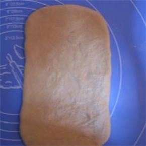 翻面，轻拉面片四角，整成长方形；