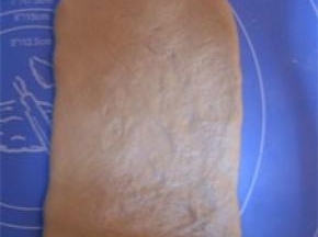 翻面，轻拉面片四角，整成长方形；