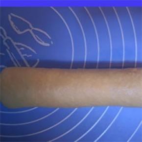 由上至下卷起，捏紧收口，盖保鲜膜 松驰10分钟；