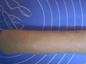 由上至下卷起，捏紧收口，盖保鲜膜 松驰10分钟；