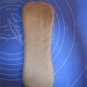 松驰好的面团，压扁；