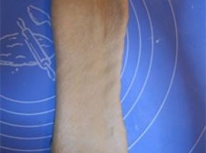 松驰好的面团，压扁；