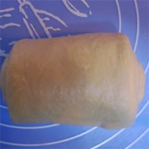 底边压薄，由上至下卷起，捏紧收口；