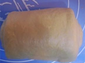 底边压薄，由上至下卷起，捏紧收口；