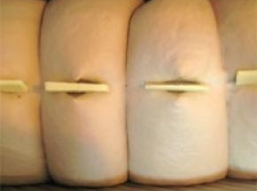 面团发至九分满，用剪刀在面团表面剪四个口（或者用锋利的刀在表面划一刀），在裂口处放上黄油片（配方外黄油）；