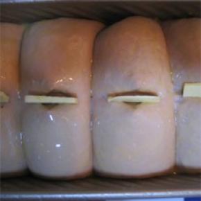 表面刷蛋液。烤箱预热180度，下层，烤35分钟； 上色后及时盖锡纸 ； 
温度和时间仅供参考，要根据自已的烤箱来调整；