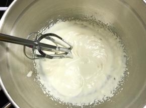 淡奶油加奶粉打成浓稠状。