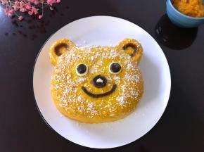 脱模后用巧克力装饰眼睛和嘴巴，然后撒上椰蓉，就可以了。