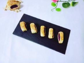 戴上隔热手套，取出烤盘，凉一会就可以吃啦！香酥可口。