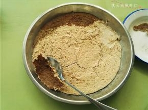 上面没有盖保鲜膜，表面会结硬皮（滴水的部分变湿了）；