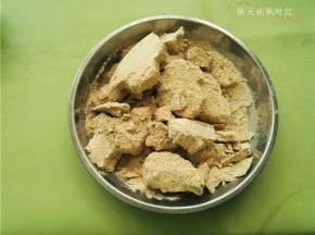 将湿结的块去掉，将结块的绿豆粉搓开；