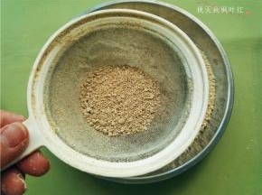 然后用筛网过筛，过筛后的绿豆粉，会更加的细腻；