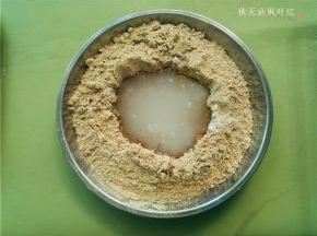 在绿豆粉上面挖个小坑，将白糖、凉白开放入；