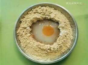 倒入香油；