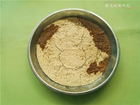 绿豆粉放入蒸锅中蒸20-30分钟，成熟出锅；