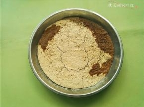 绿豆粉放入蒸锅中蒸20-30分钟，成熟出锅；