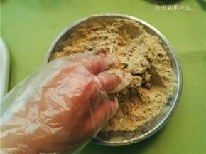 戴上一次性手套搅拌均匀；