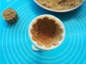 月饼模具洒上点熟绿豆粉磕出，然后放入部分绿豆粉压实，中间留出放馅料；
