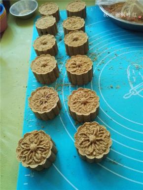 按压脱模就做好了；