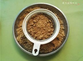 如果结块比较大可以用粗网再过一遍（也可以省略）；