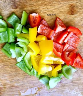 5，将洗净的青椒、黄椒和红椒切成大小合适的小条。