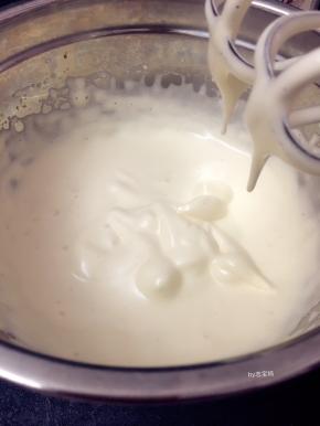 4，打至提起打蛋器，滴落的蛋液不会马上消失，面糊光亮柔滑就表示打发好了。